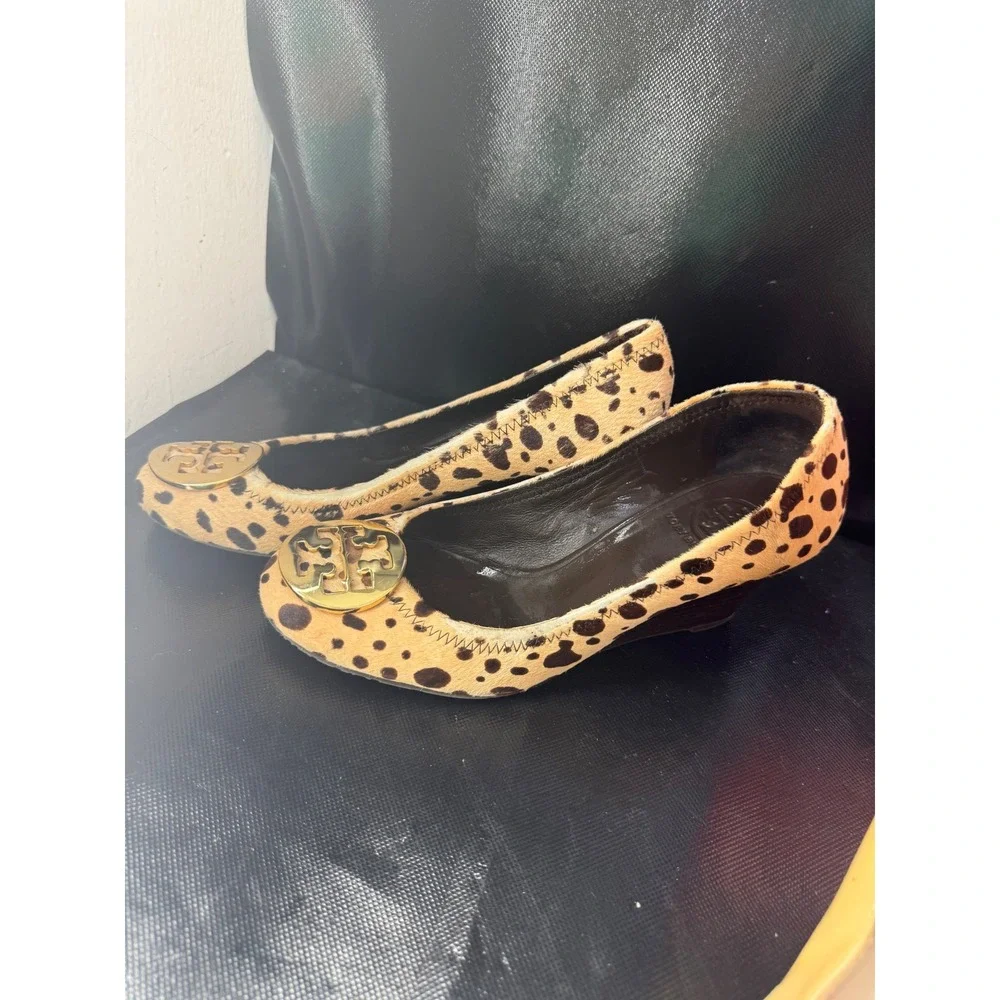 Tory Burch Sally Wedge‎ Calf Hair Animal Print Gold Logo Pumps Tan Brown 7M